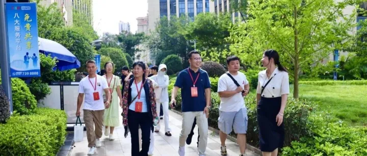 《AI赋能乡村发展，100位大学生村官走进恒科东方园区》
