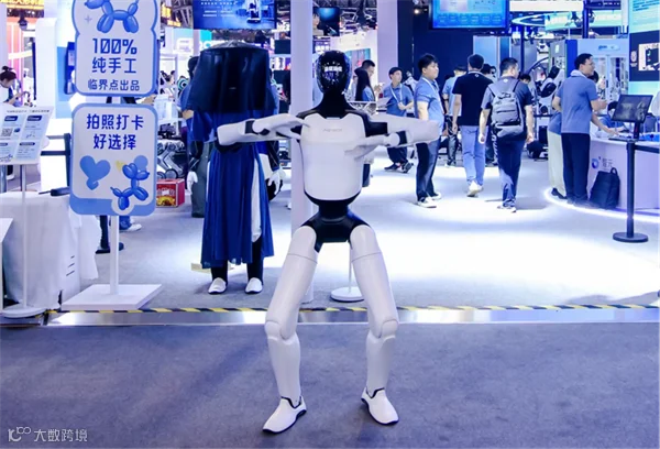 标题: 智元机器人WAIC 2026现场展示 - 说明 智元机器人WAIC 2026现场展示