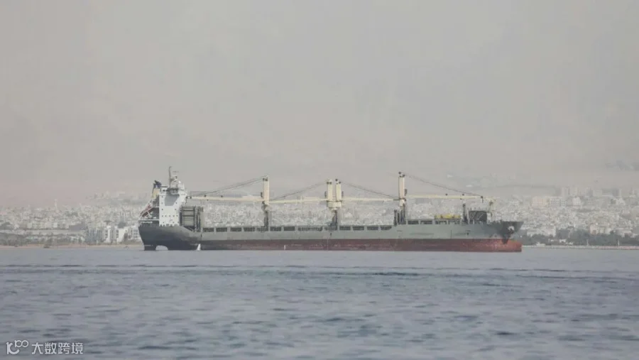 中东/波斯湾航线：大灵便型（Supramax）散杂船航行于热带海域. 来源：alexsl / Getty Images