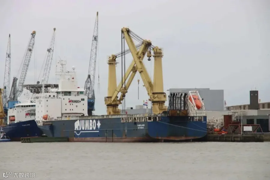 欧洲航线：鹿特丹港（Rotterdam）现代化重吊船（Heavy Lift）作业. 来源：André Muller / Getty Images