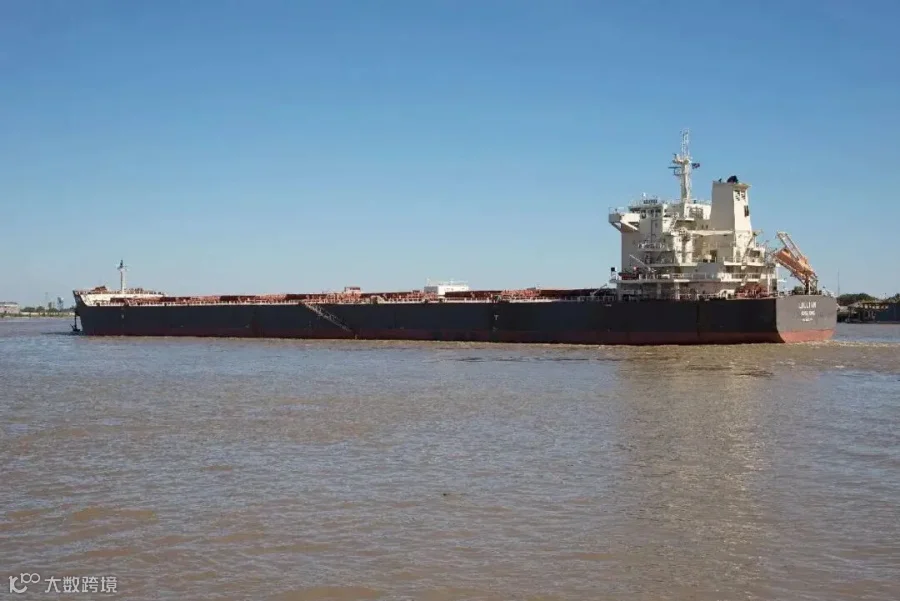 美湾航线：密西西比河内河与美湾港口的 Panamax 散货船. 来源：Education Images / UIG via Getty Images