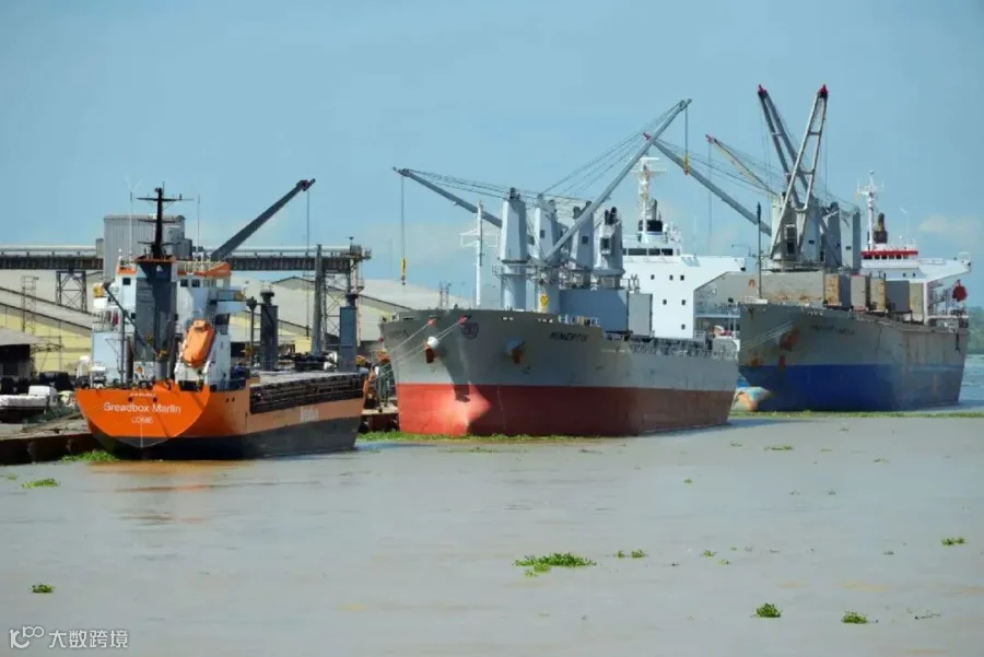 西非航线：阿比让港（Abidjan）双层底多用途船（Tween-decker）作业. 来源：mtcurado / Getty Images