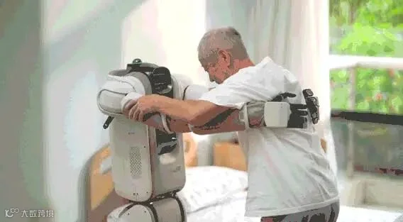 腾讯Robotics X实验室推出人居环境机器人“小五” 可以取快递、抱老人起床等