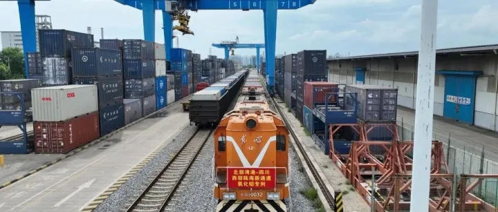 北部湾港至四川的首列氧化铝专列发车
