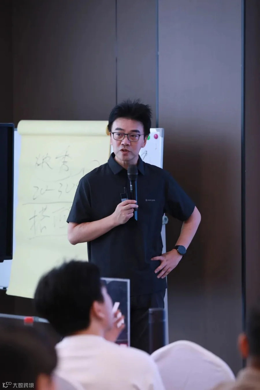 闵捷在白板前拆解经营增长问题
