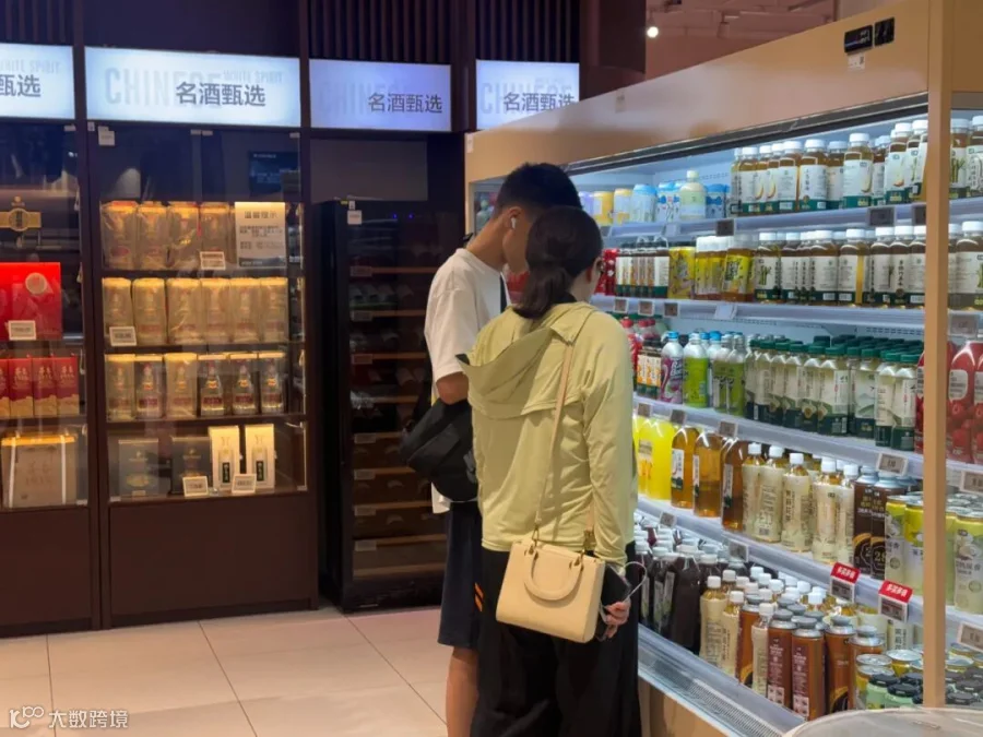 消费者在选购啤酒产品