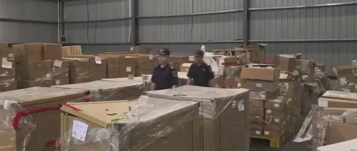 重磅！宁波海关在一出口柜子内，查获夹藏高纯度黄金金箔！