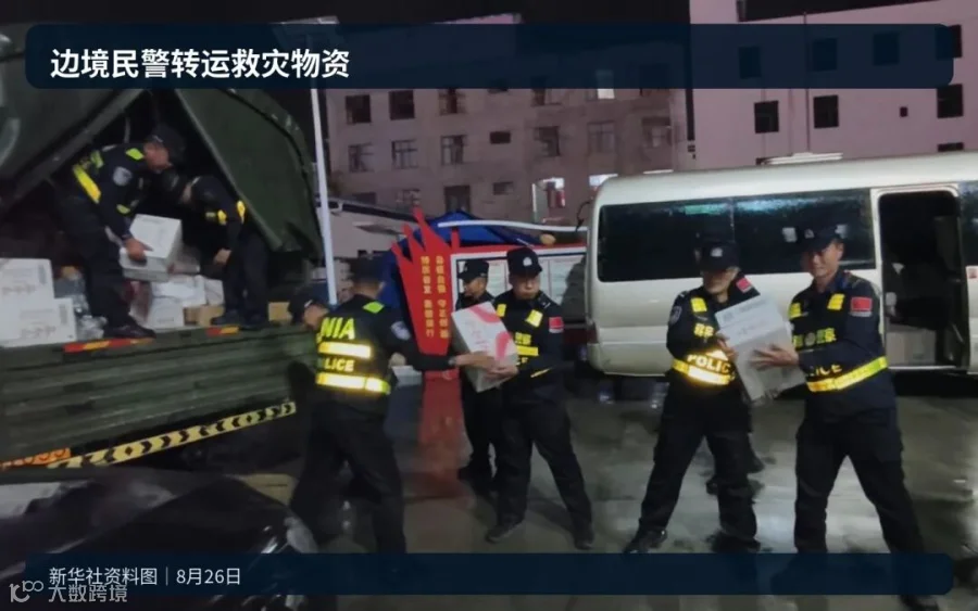 民警在边境地区转运救灾物资。