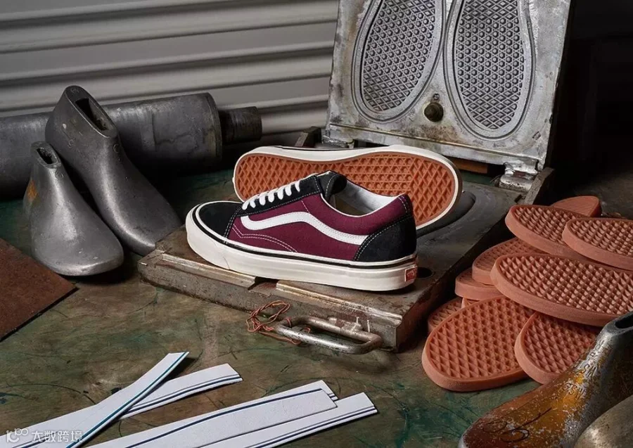 SP18_Classics_Anaheim_Factory_VN0A38G2R1U_OldSkool36DX_AnaheimFactoryBlackOGBurgundy_Elevated.jpg