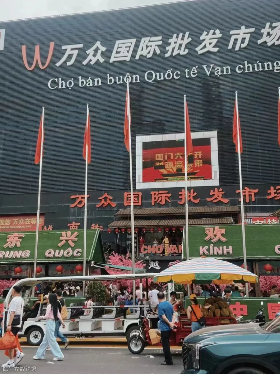 东兴口岸步行街.jpg