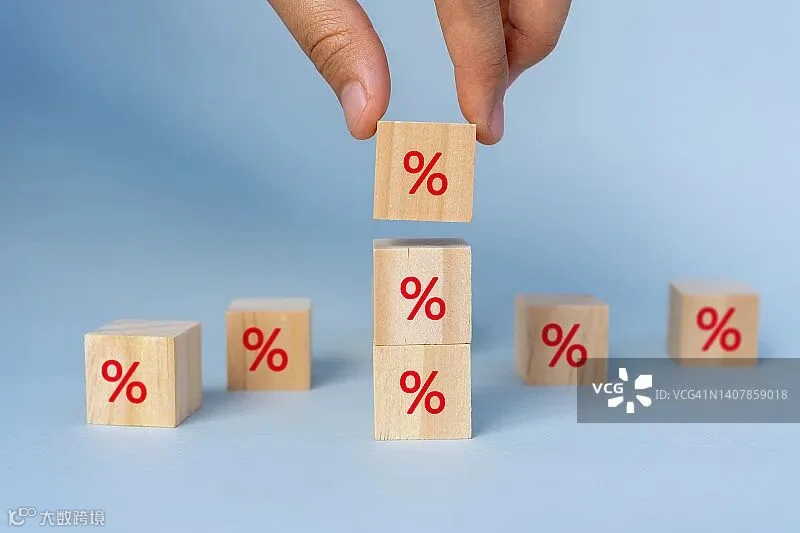 手堆叠百分比标志木头玩具块图片素材