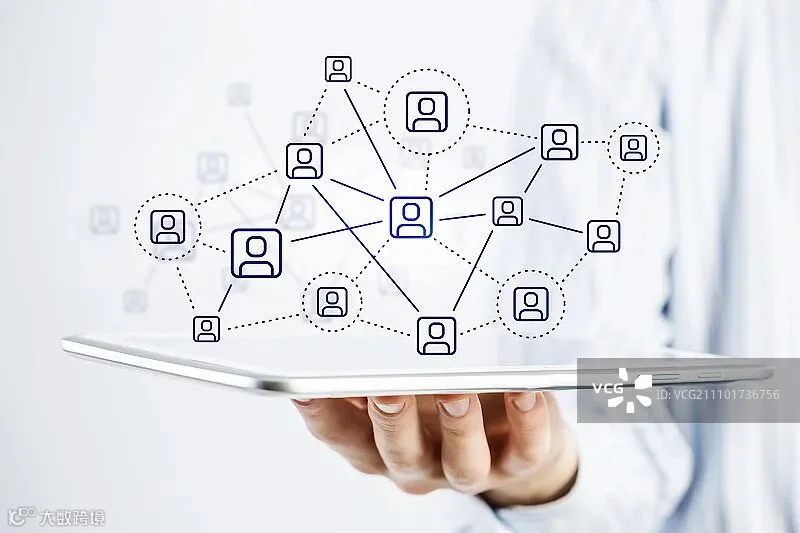 社交网络结构概念。商人手持平板电脑展示社交网络概念的近景图片素材