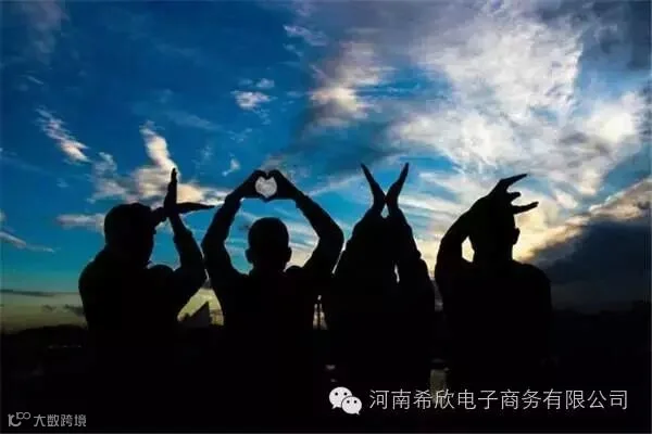 摆造型的人