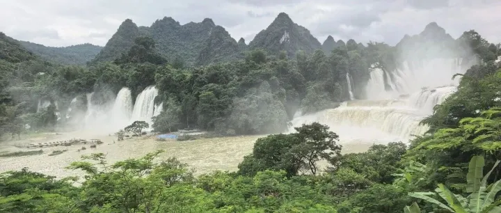 德天跨境瀑布即景