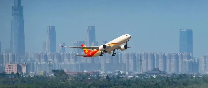 中华慈善日丨万米高空播撒善意 大地之上书写担当——记新海航航空集团的公益实践