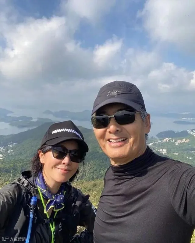 刘嘉玲跟着周润发一起去爬山,看明星都穿什么户外装备?_-买户外