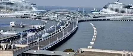 上海吴淞口国际邮轮港迎“双船同靠”