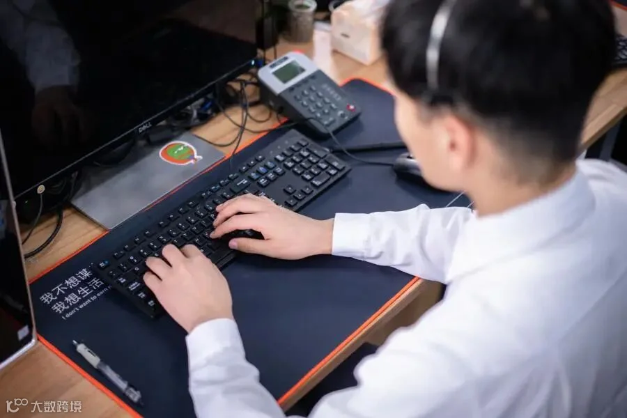 客服人员敲击键盘回复.jpg