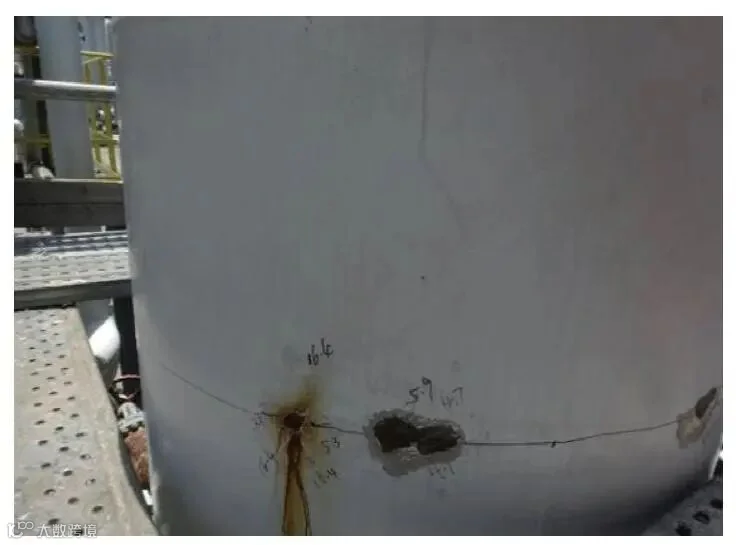 图8 气水分离器罐壁泄漏点照片<br>
     Fig.8 Leakage point of gas-water separator.