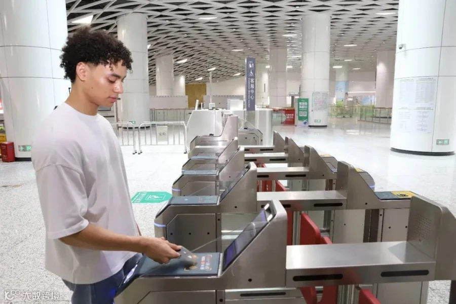 乘客在深圳地铁闸机使用拍卡服务