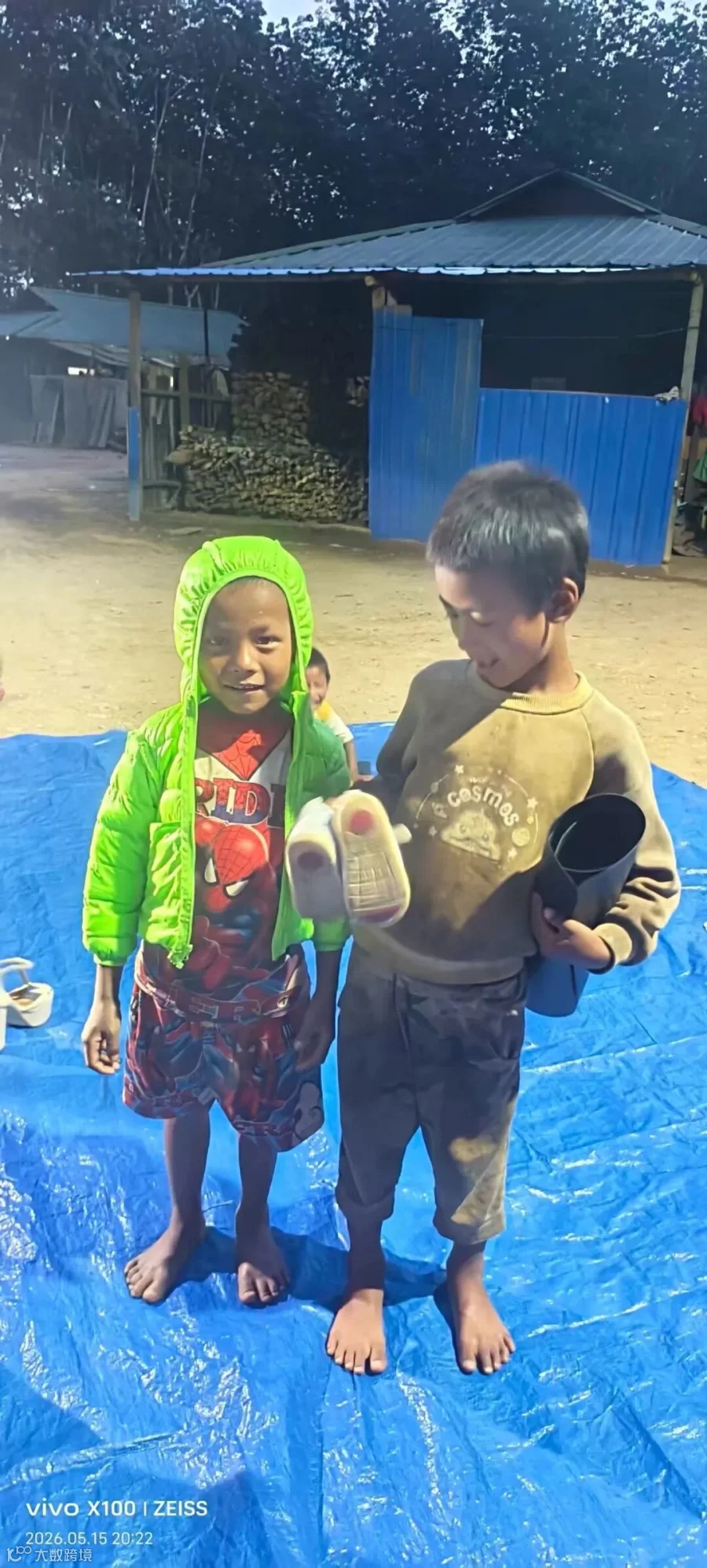 发放衣物、孩子试穿新衣