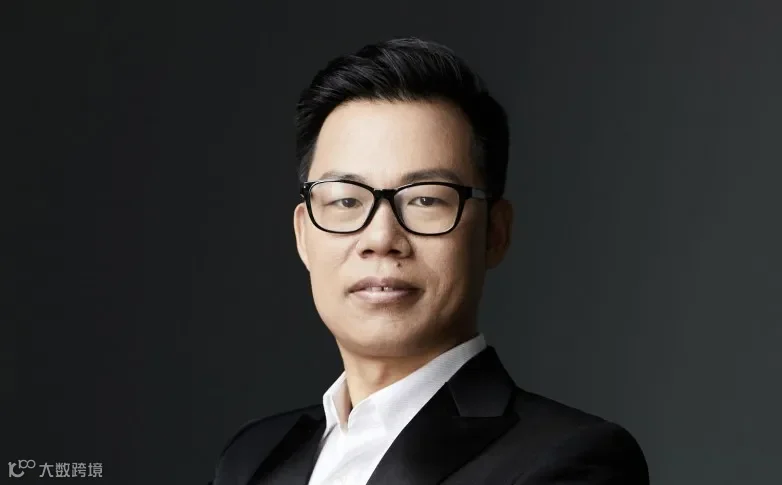 王宏伟小窄.jpg