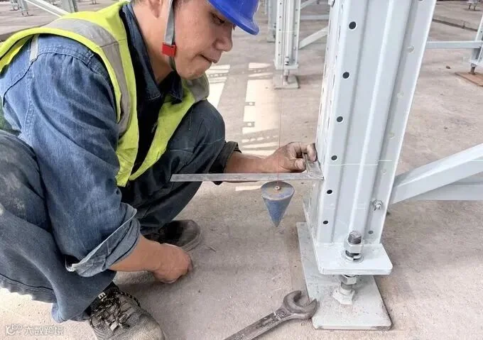 线锤配合角尺，毫米级校准立柱垂直度