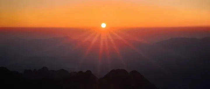 黄山光明顶的日月星辰