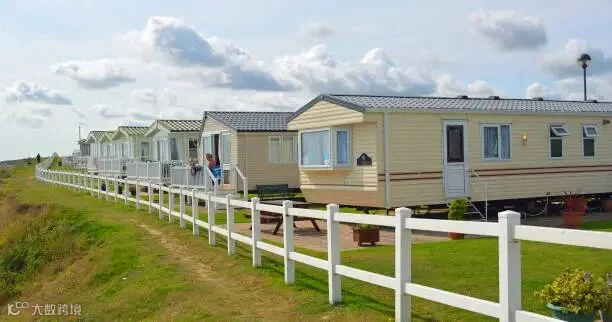 Cliff top caravans in summer , Norfolk England Hopton, Norfolk, England -  August 24, 2017: Cliff top caravans in summer , Norfolk England Mobile homes stock pictures, royalty-free photos & images