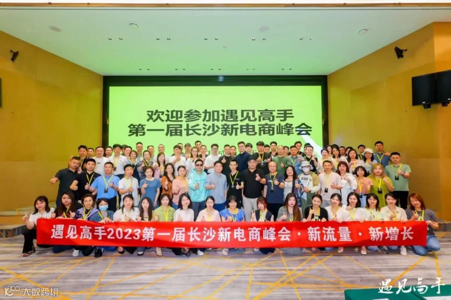 标准合影照.jpg