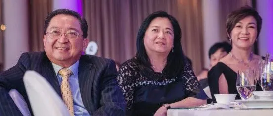 李嘉诚拉了他一把，他把公司做到950亿美元