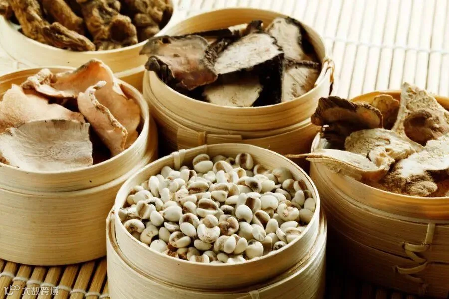 竹制容器中分类摆放的中药材饮片