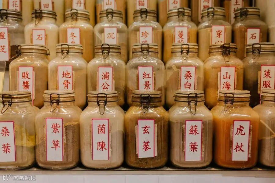 药房里按品名分装的药材玻璃罐