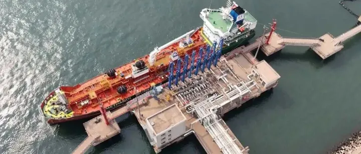 营口港实现首批绿色甲醇装船下海
