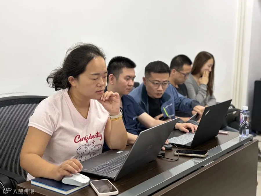 参会人员同步进行电脑操作