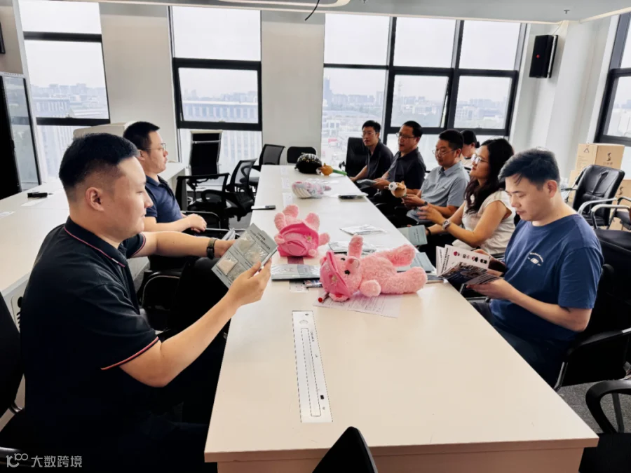 商学院一行在欢乐基座谈
