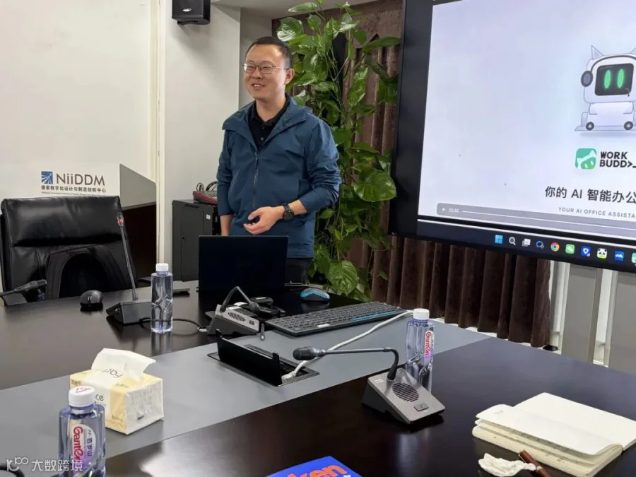 灵坤AI研究院讲师进行现场讲解