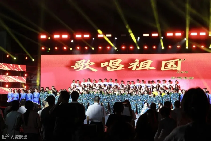 卢婉玲摄-歌唱祖国.jpg
