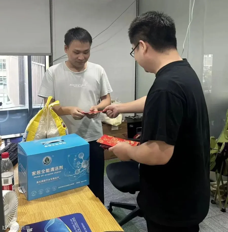 负责人为小伙伴送上中秋红包