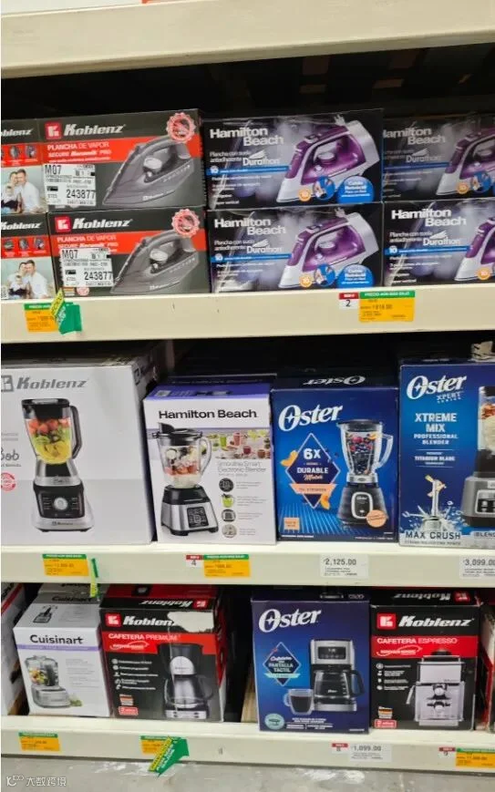 厨电与小家电货架：本土品牌和国际品牌混在同一条货架上