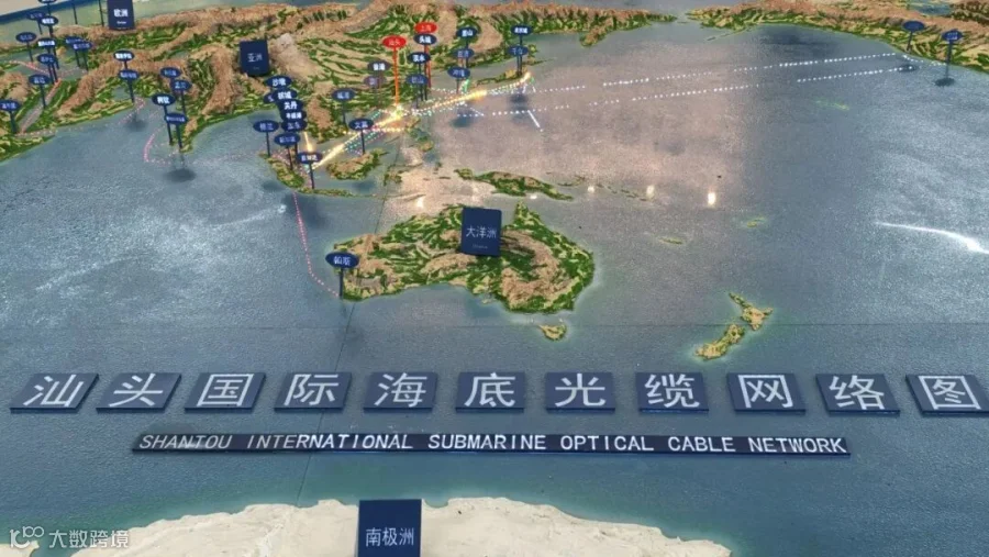 2026年9月1日，汕头国际海缆登陆站的展厅中见，一个沙盘模型展示着汕头国际海底光缆的链接走向。南方周末记者冯飞｜摄