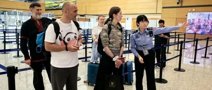 节中文旅消费升温 口岸通关保驾护航