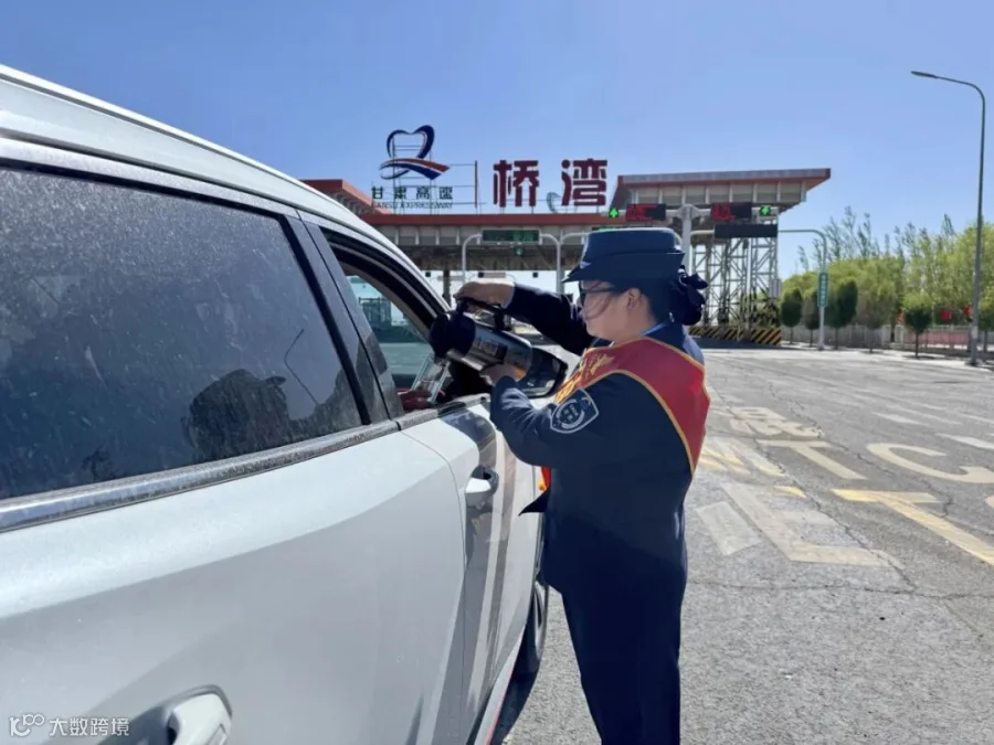 她们是温情服务的“服务员”。.jpg