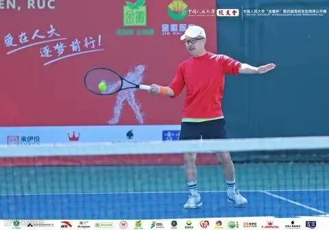 背景板前来伊份标识 · 比赛进行中