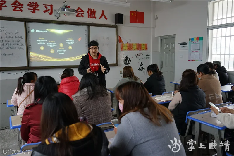 罗平彝乡群众认真学习抖音操作知识