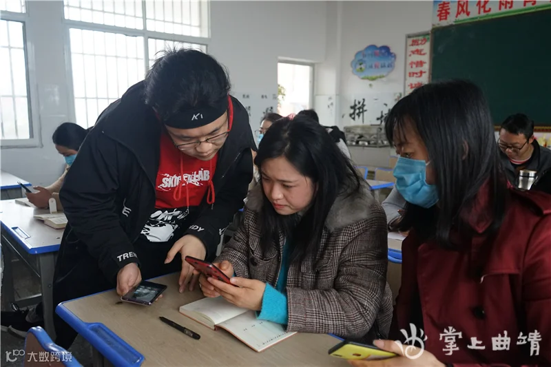 罗平彝乡群众认真学习抖音操作知识