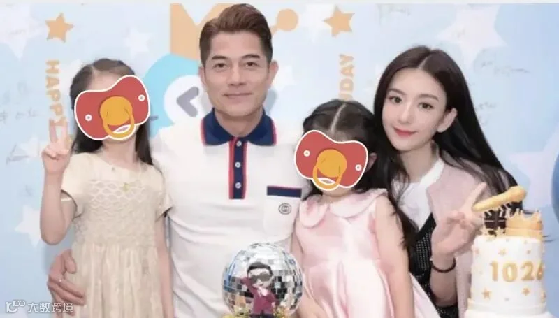 ▲59歲香港天王郭富城（左2）與小22歲的方媛（右1）結婚8年，無預警傳出第3胎孩子喜訊，對此郭富城低調回應：「小朋友是上天賜的禮物，是好感恩的事，但我又不會回應太多。」沒否認也沒承認傳聞。（圖／翻攝自微博）