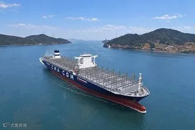 搭载免绑扎技术的1.3万TEU集装箱船海上试航