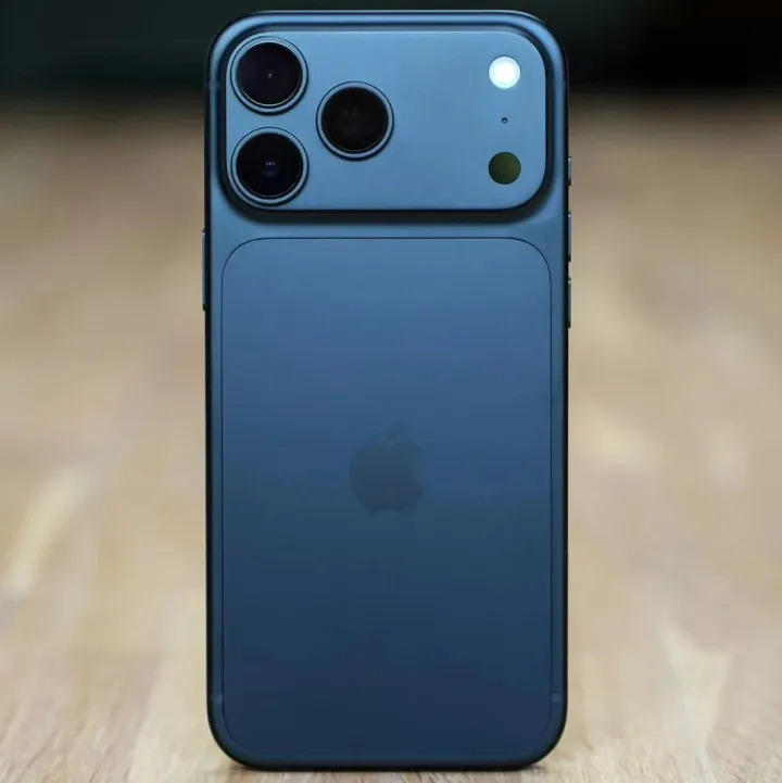 外媒评测iPhone 18 Pro Max：苹果史上最大、最重、续航最长的“超级”手机
