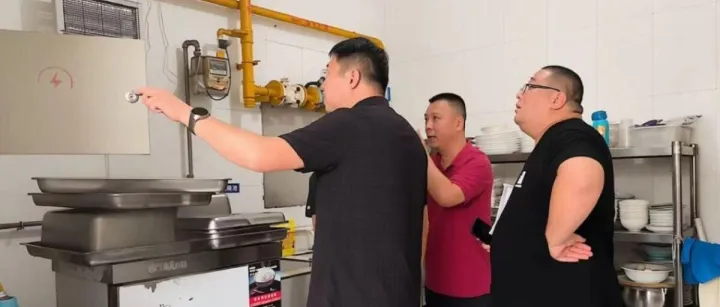 段岩亭到物业服务中心进行安全检查